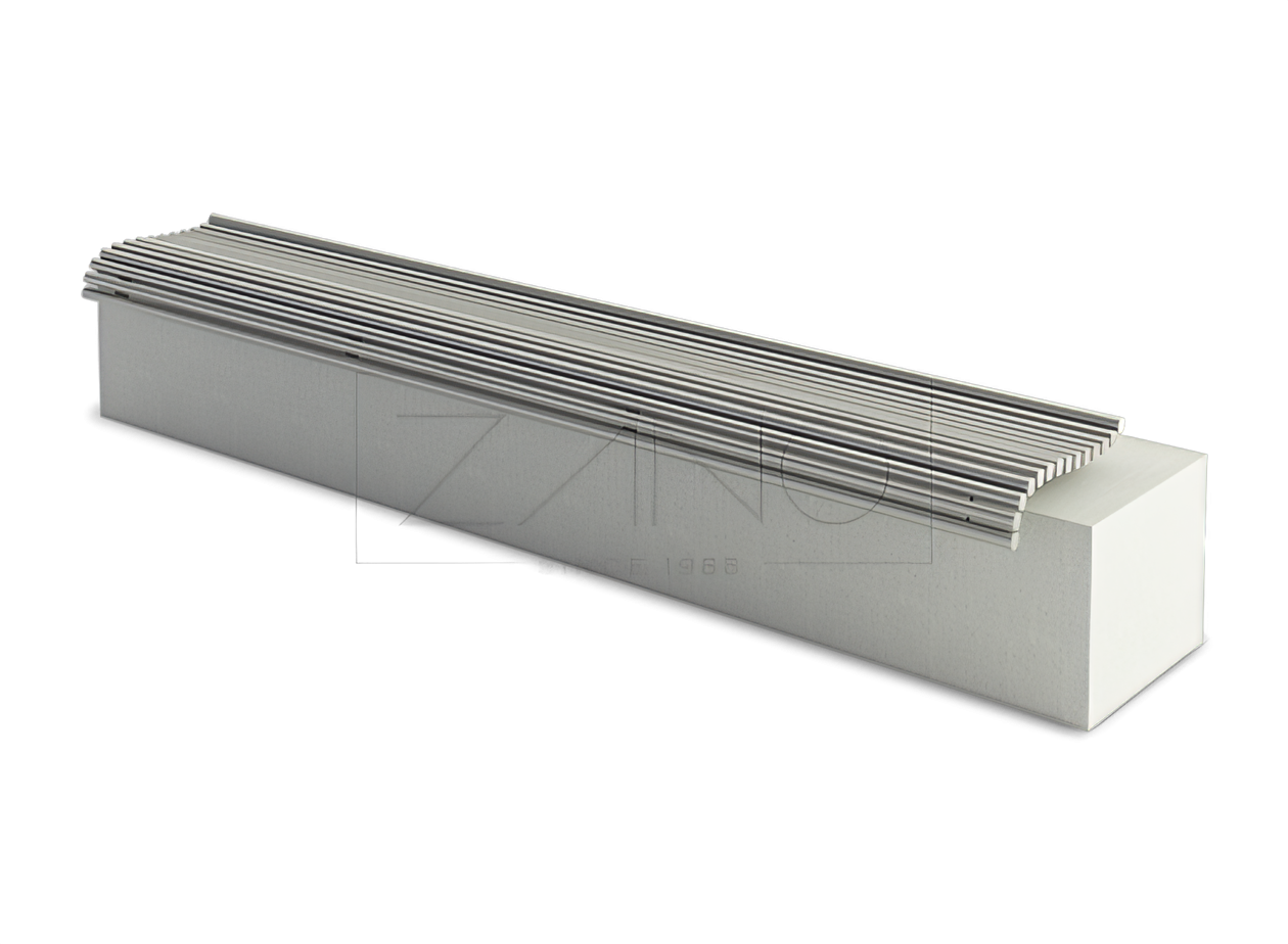 Bancă realizată din tuburi de oțel inoxidabil pe o bază de beton